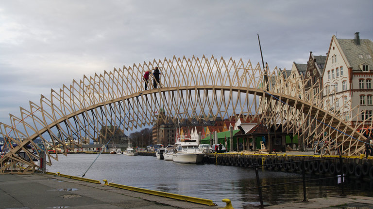 ベルゲン港、VÅGENに木製の橋