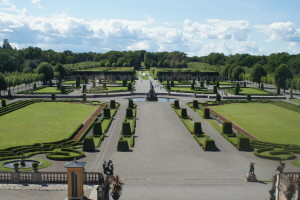 宮殿内から見える庭園の景色